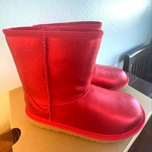 NEW RED METALLIC LEATHER CLASSIC UGGS (SIZE 6 KIDS)
